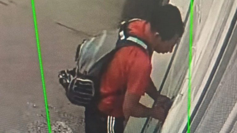 Intentó escapar tras dañar un supermercado y fue detenido en la vía pública