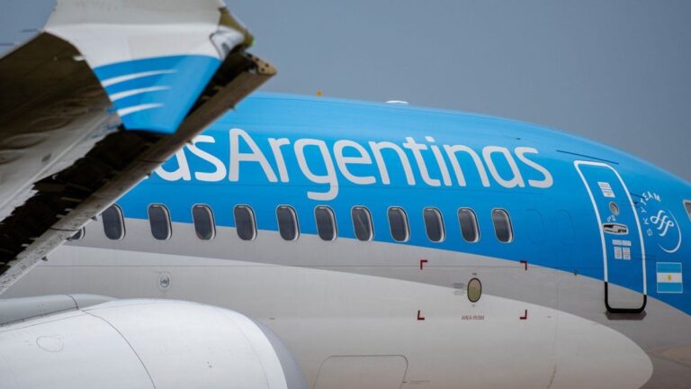 Fake news: Adorni celebró el «primer» superávit de Aerolíneas Argentinas pero en 2023 había arrojado ganancias
