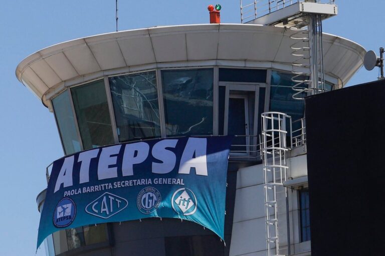 Comienza el paro de controladores aéreos que complicará despegues en aeropuertos de todo el país