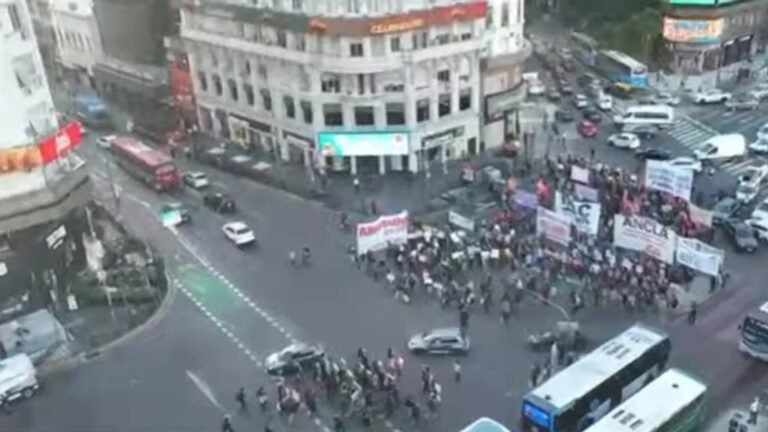 Manifestantes se enfrentan con la Policía