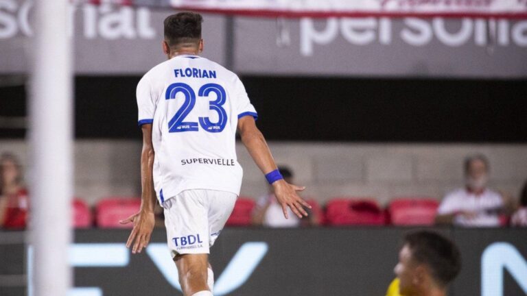 Vélez venció en La Plata a Estudiantes y se afianza como líder invicto