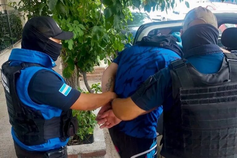 Golpes al narcotráfico en Neuquén: allanamientos con droga, armas y detenidos