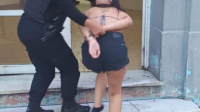 Dos detenidos por golpear a un policía en una pelea masiva