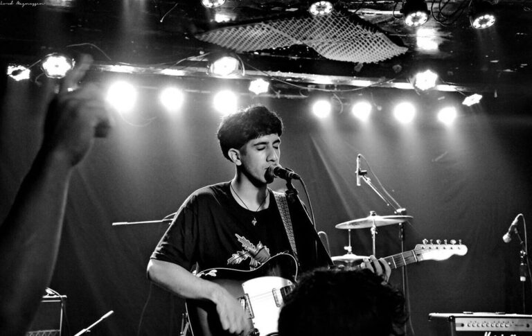 Fin de semana en Rada Tilly con show íntimo de Gaby Caniza y la muestra Conjuro