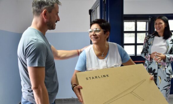 Merino entregó equipamiento a la Escuela 3, para mejorar las condiciones y la conectividad