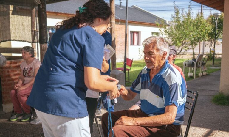 Rawson inició un operativo de vacunación para adultos mayores en casas tuteladas