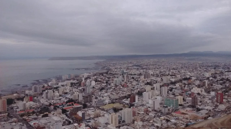 Domingo ventoso y con cielo parcialmente nublado