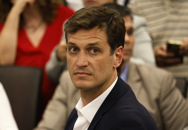 Escándalo en el Congreso porque un diputado del PRO compró un rifle y se lo mandaron al despacho