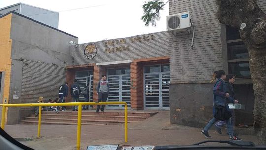 Un adolescente llevó un arma a la escuela y se disparó frente a sus compañeros