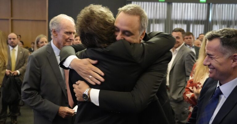 En medio de las polémicas, Javier Milei respaldó a Manuel Adorni y por ahora descartan correrlo del Gobierno