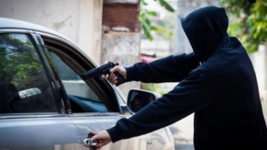 Robo de autos en Argentina: más del 75% fue a mano armada, de tarde noche y en grupo