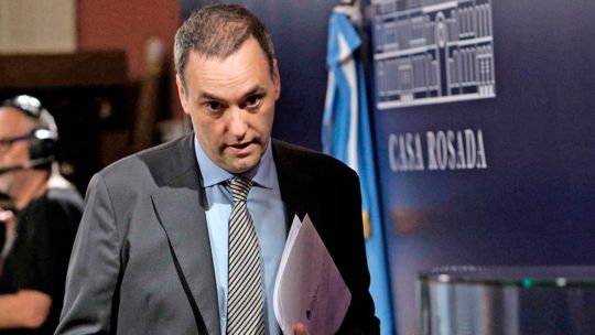 De la motosierra a los autos oficiales para las empleadas domésticas: la nueva polémica que salpica a Adorni