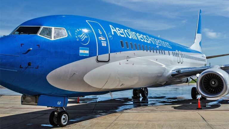 Bronca en el aeropuerto de Trelew: cancelaron un vuelo a Buenos Aires por un parabrisas roto y hay decenas de pasajeros varados