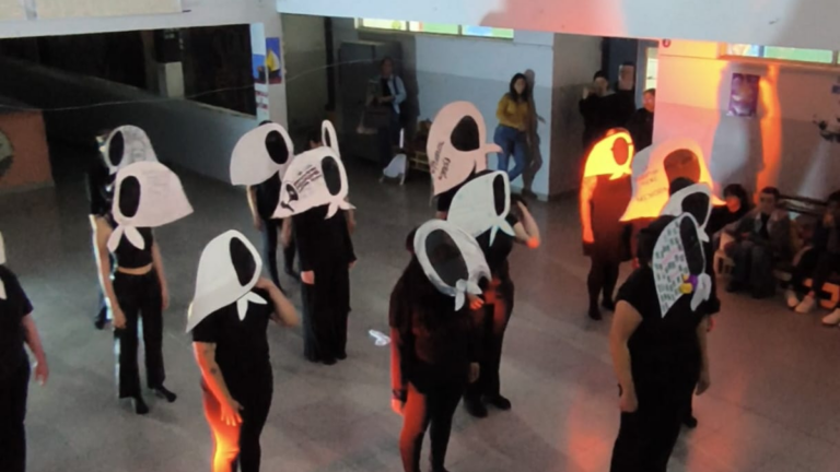 Intervención artística por el 24 de marzo abrió las actividades conmemorativas en el ISFD 806