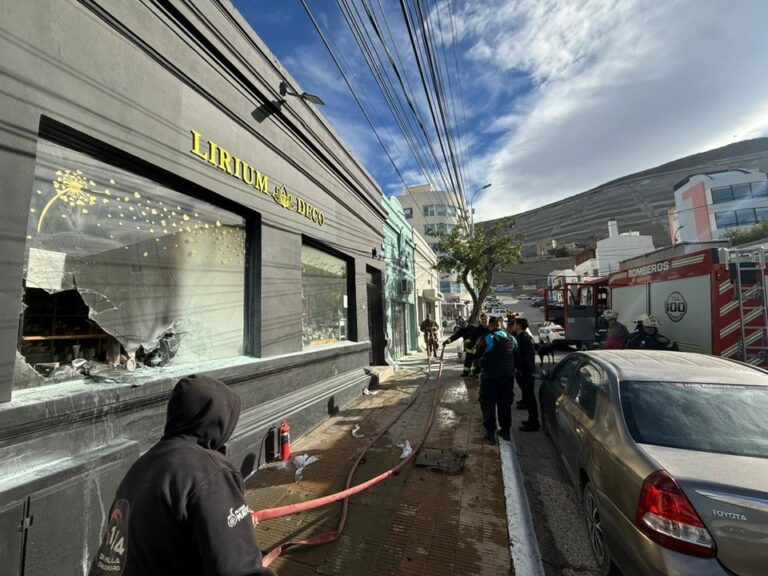 Alarma, humo y tensión: un vecino evitó que un incendio consumiera un comercio de Comodoro