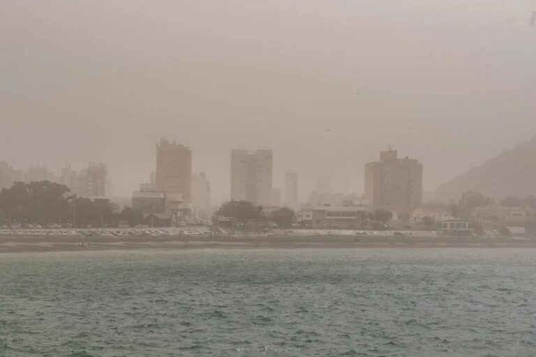 Mapa del pronóstico del tiempo mostrando la zona de Chubut bajo alerta amarilla por vientos intensos.