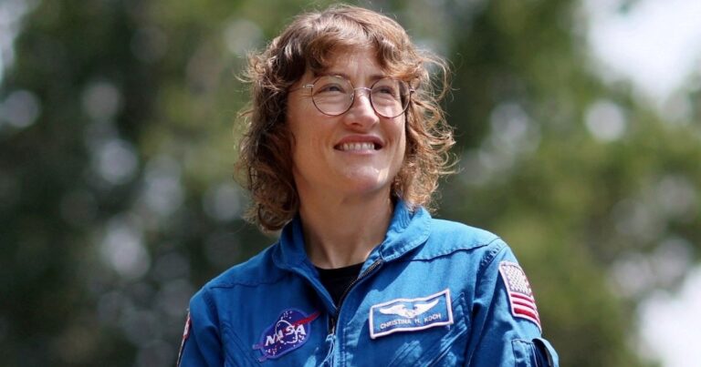 Astronauta Christina Koch con traje espacial de la NASA, fondo de la Luna y la Tierra.