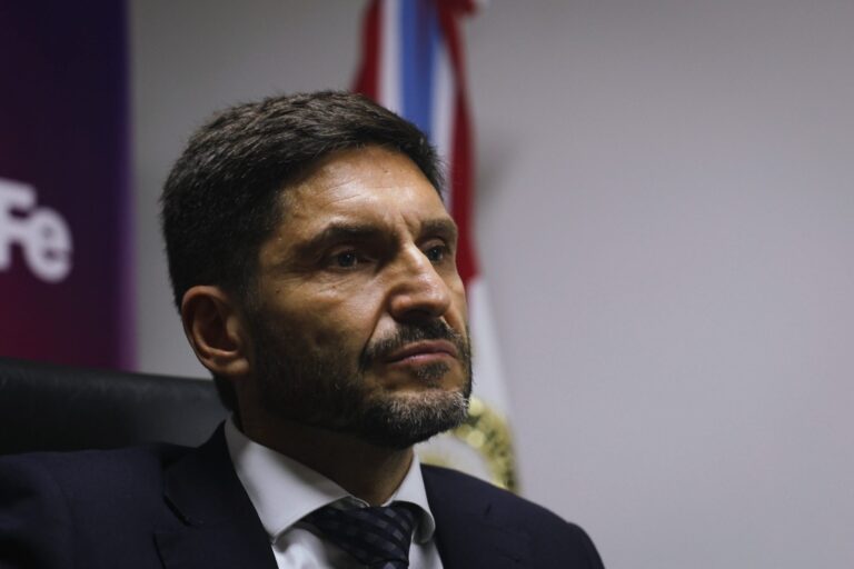 Ilustración conceptual sobre justicia juvenil y entorno educativo.