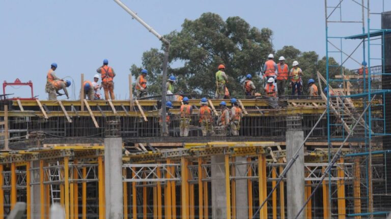 Trabajadores de la construcción en una asamblea sindical en Puerto Madryn