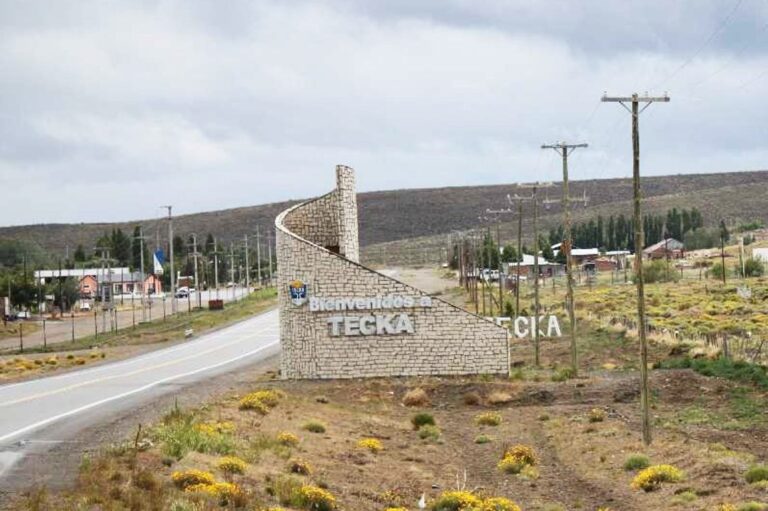 Ilustración de balanza de la justicia sobre un mapa de la provincia de Chubut, haciendo referencia al caso judicial en Tecka.