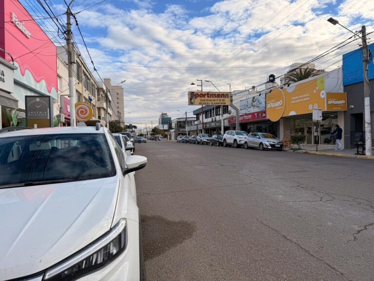 Vista del centro de Puerto Madryn con autos estacionados en la calle