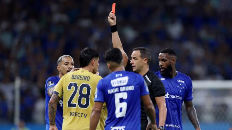 Adam Bareiro durante el partido entre Boca Juniors y Cruzeiro por la Copa Libertadores