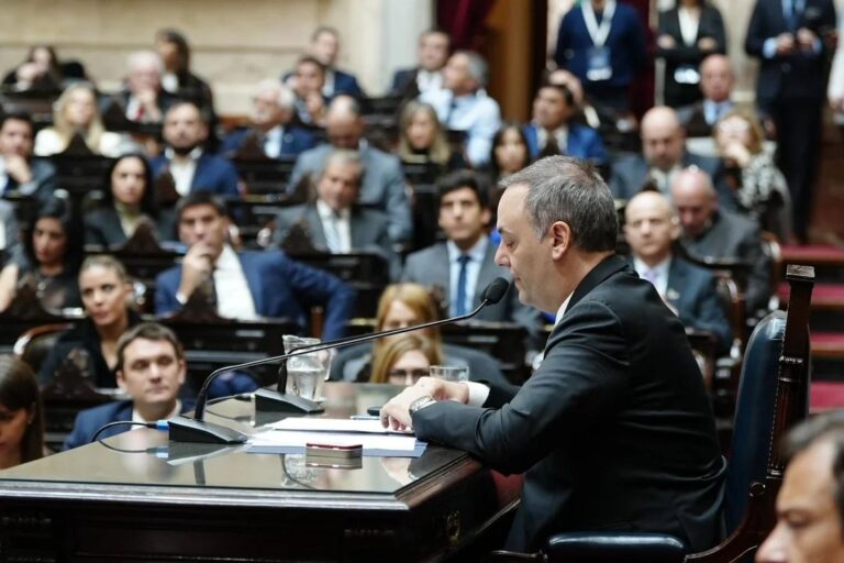 Manuel Adorni durante su exposición en la Cámara de Diputados