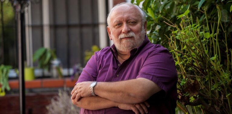 El Dr. Juan Enrique Romero durante una entrevista sobre sanidad animal