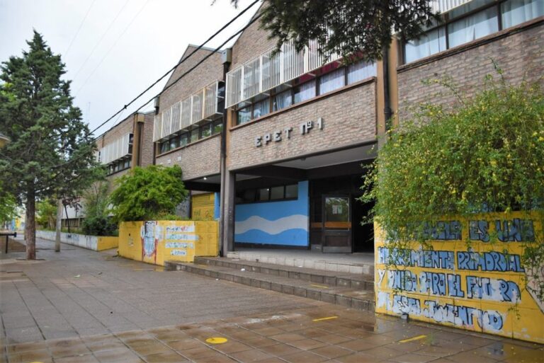 Fachada de la EPET N° 1 en la localidad de Cutral Co, provincia de Chubut.