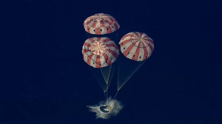 La cápsula Orión de la NASA amerizando en el océano Pacífico tras la misión Artemis II.