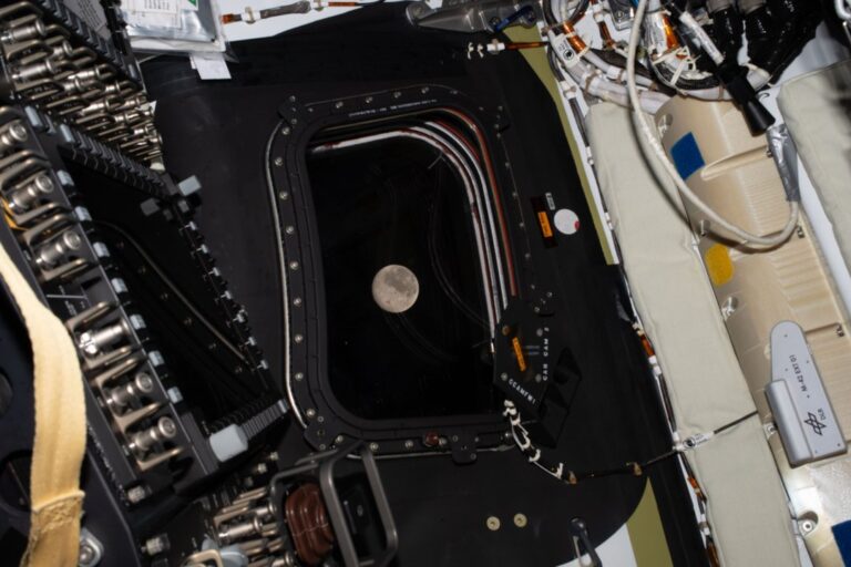 Representación artística de la cápsula Orión de la misión Artemis II en el espacio, con la Tierra de fondo.