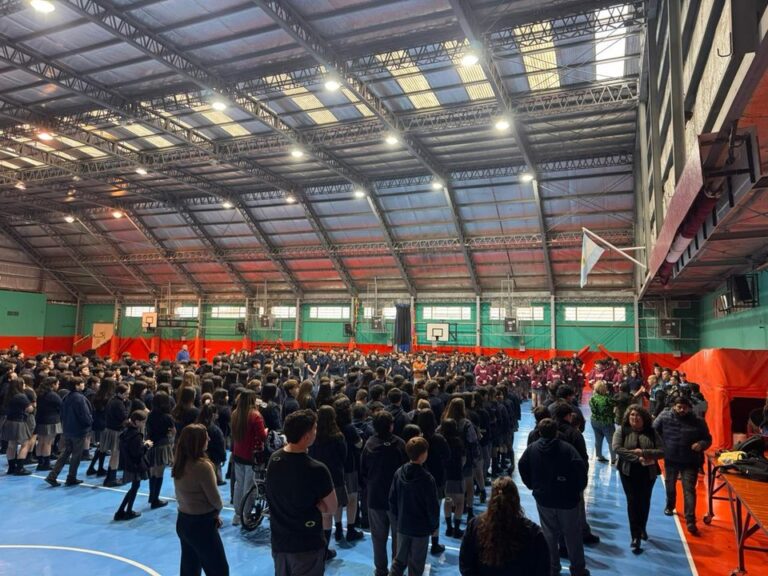 Jefe policial Lucas Cocha durante una charla con estudiantes en un aula del Colegio Domingo Savio en Comodoro Rivadavia.