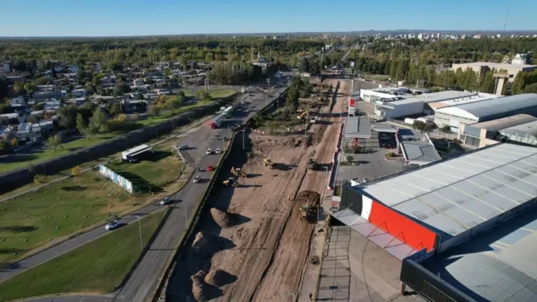 Obra de la Avenida Mosconi en Neuquén con maquinaria y pilotes de construcción