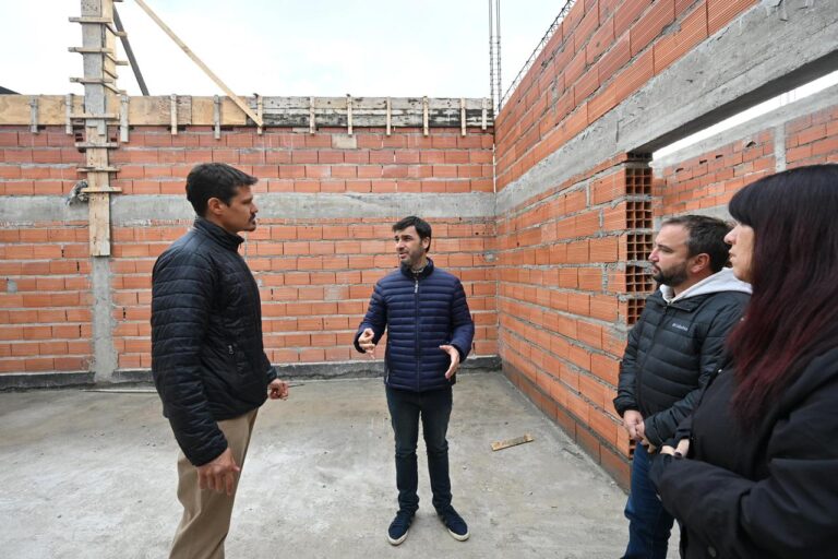 Gobernador Ignacio Torres supervisando los avances en la construcción del nuevo Hospital Rural de Epuyén.