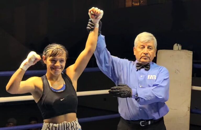 Aylén Aguirre, boxeadora comodorense, celebra su victoria en el debut profesional.