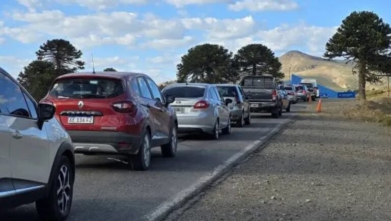 Reloj mostrando diferentes horas, con un mapa de la cordillera de los Andes de fondo, simbolizando la diferencia horaria entre Chile y Argentina.