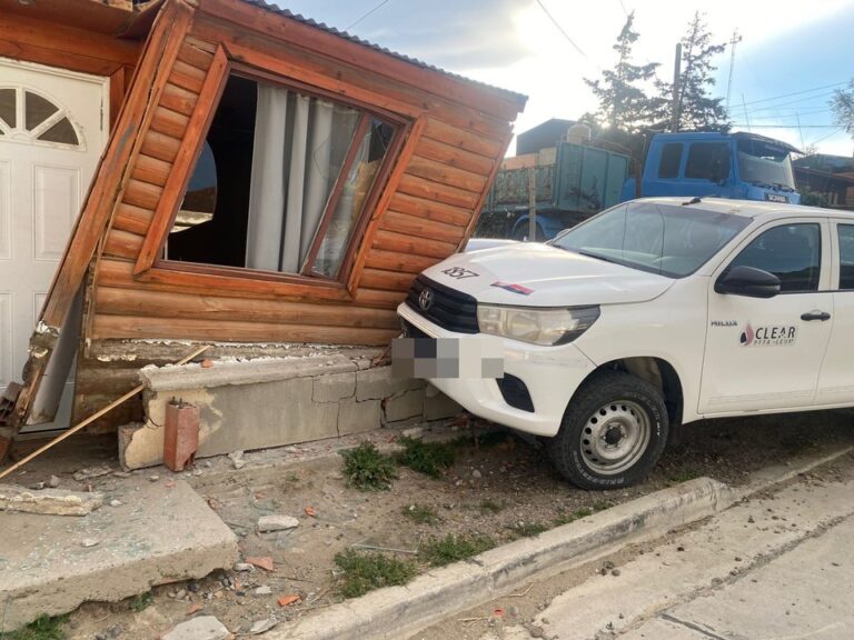 Camioneta Toyota Hilux impactada contra el frente de una casa en Comodoro Rivadavia tras desplazarse sola.