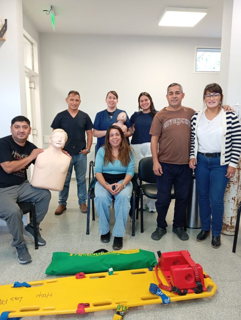 Personal de salud del Hospital Rural de Las Plumas durante capacitación en emergencias