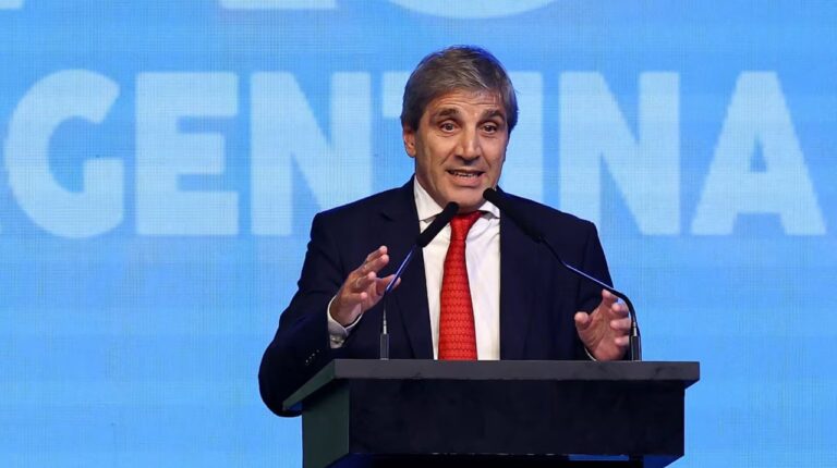 Luis Caputo, ministro de Economía, en una conferencia de prensa.