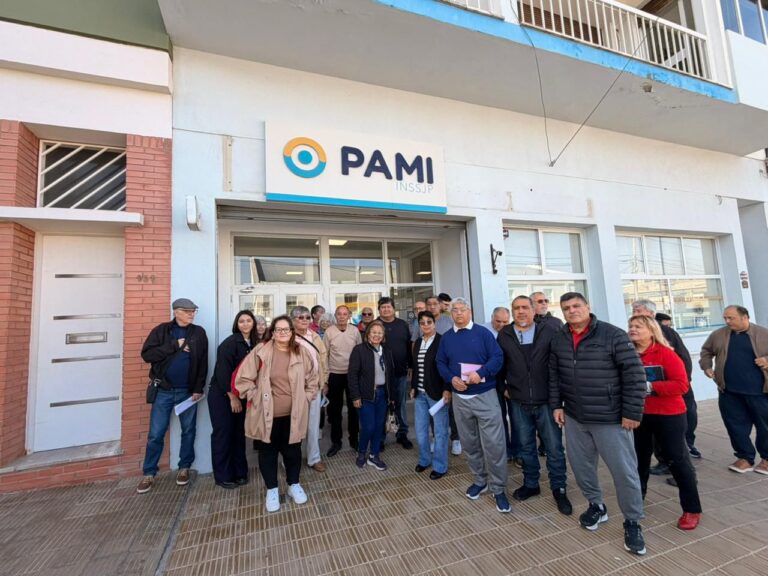 Adultos mayores reunidos en un centro de jubilados de Chubut