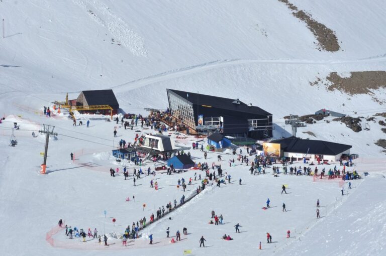Vista aérea del Cerro Catedral, Bariloche, cubierto de nieve con esquiadores en sus pistas.
