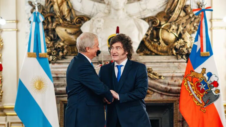 Los presidentes de Chile, José Antonio Kast, y de Argentina, Javier Milei, se dan la mano durante un encuentro en la Casa Rosada.