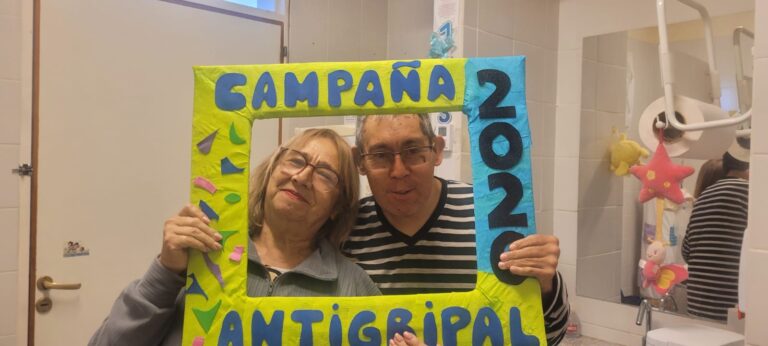Vacuna antigripal aplicada a una persona en un centro de salud de Chubut