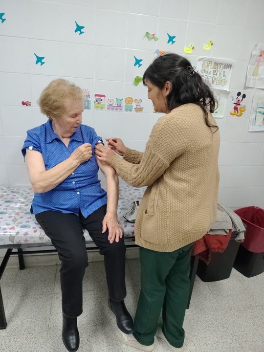 Aplicación de vacuna antigripal en centro de salud de Chubut