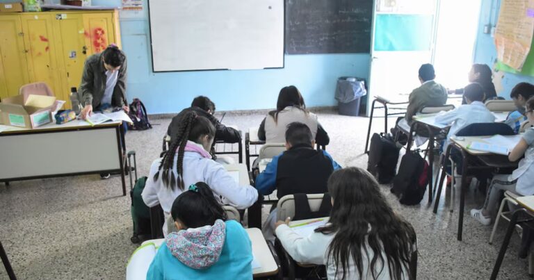 Ministro de Educación de Chubut, José Luis Punta, durante una conferencia de prensa.