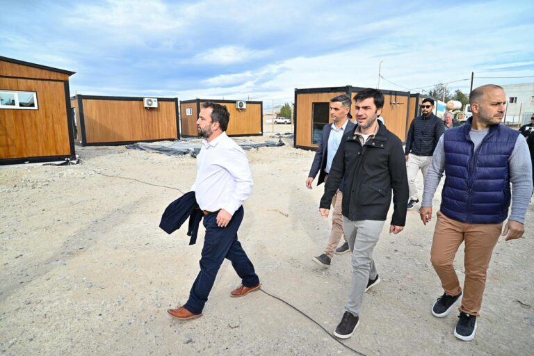 Gobernador Ignacio Torres recorriendo las obras de construcción de viviendas en Comodoro Rivadavia, Chubut.