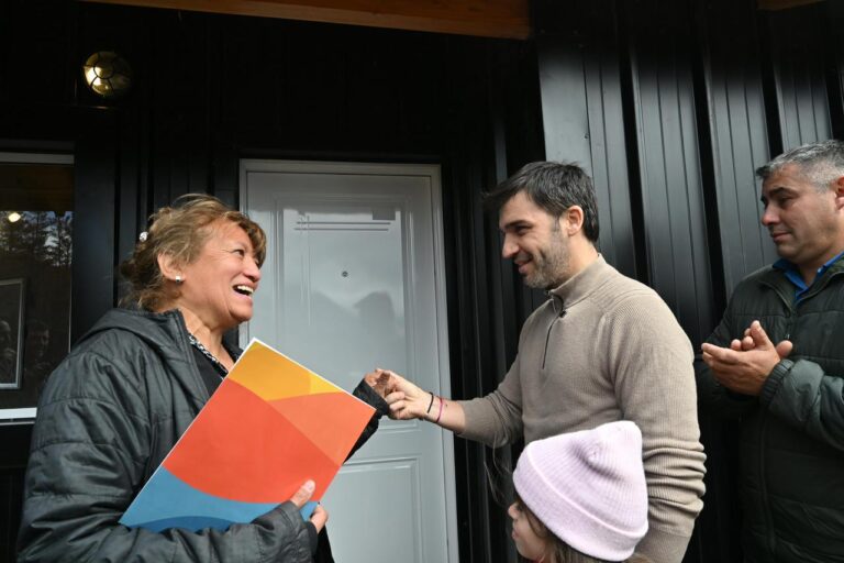 Gobernador de Chubut entrega llaves de vivienda a familia en Epuyén