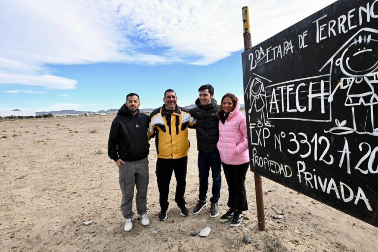 Autoridades provinciales recorren el loteo del barrio Standard Norte en Comodoro Rivadavia, donde se instalarán servicios básicos.