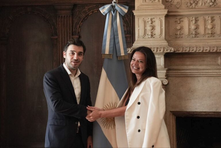 El gobernador de Chubut, Ignacio Torres, y la ministra Sandra Pettovello durante la firma del acuerdo.