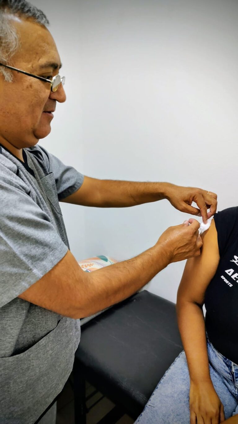 Vacunas antigripales siendo preparadas para su distribución en centros de salud de Chubut